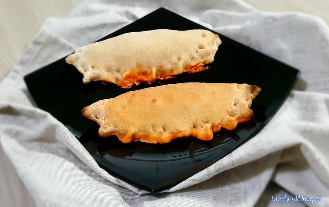 Calzones de tomate e muçarela