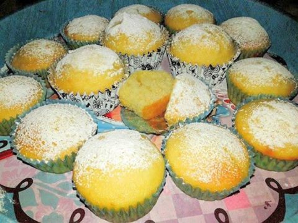 Muffin de iogurte sem manteiga macios e altos para o café da manhã