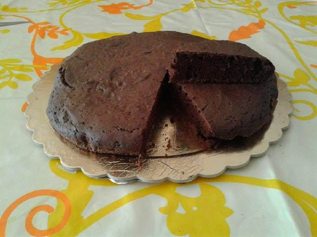 Bolo de água e cacau com açúcar mascavo