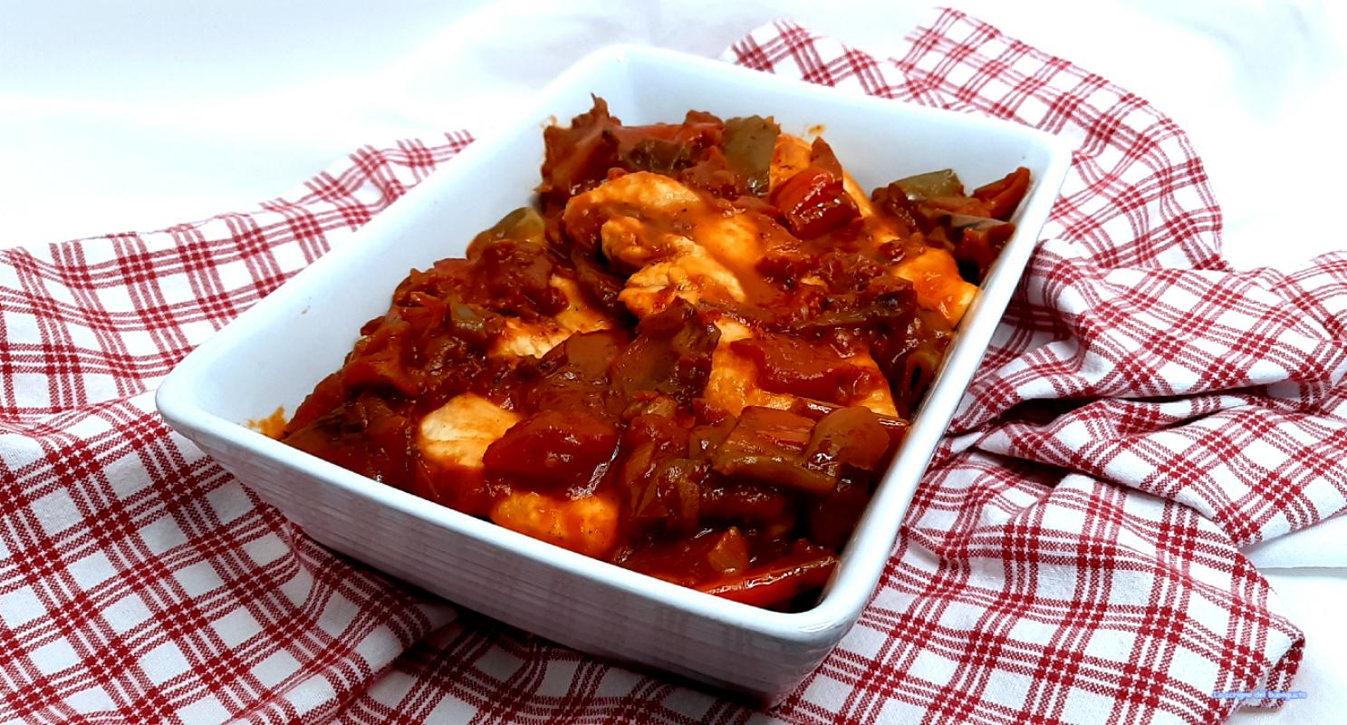 Peito de frango com tomates e pimentões