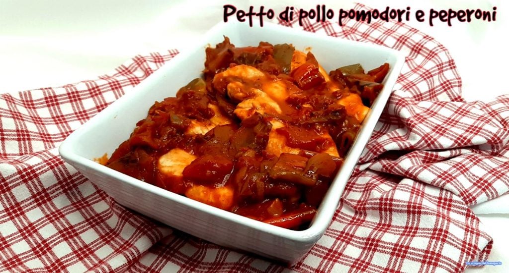 Peito de frango com tomates e pimentões