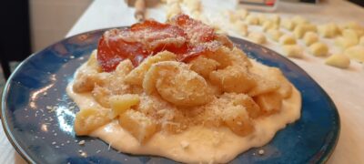 Nhoque com nozes e creme de gorgonzola