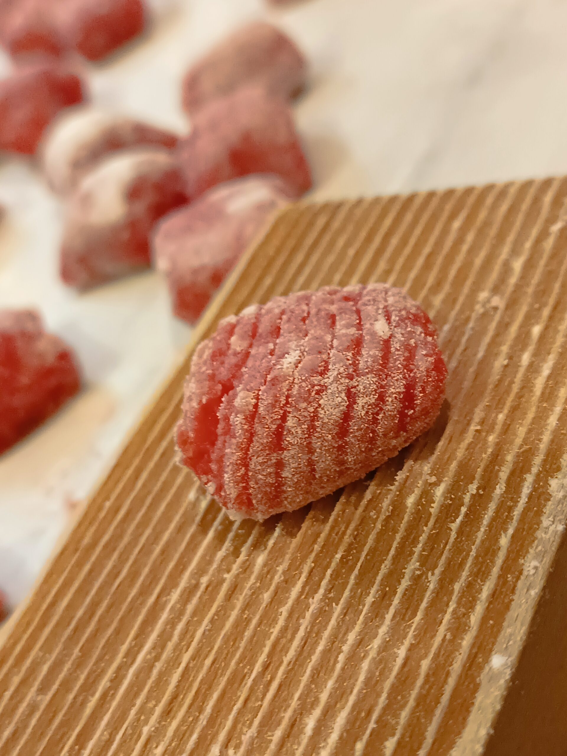 Nhoque da festa com anchovas, pinhões e passas