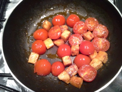 peixe espada e tomates cereja