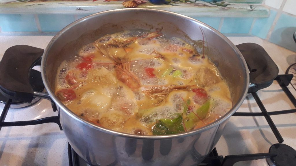 O caldo de camarões receita de reaproveitamento