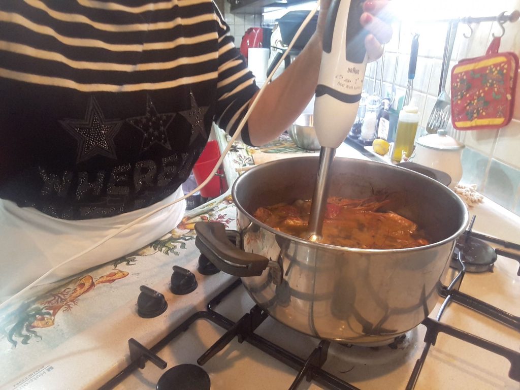 O caldo de camarões receita de reaproveitamento