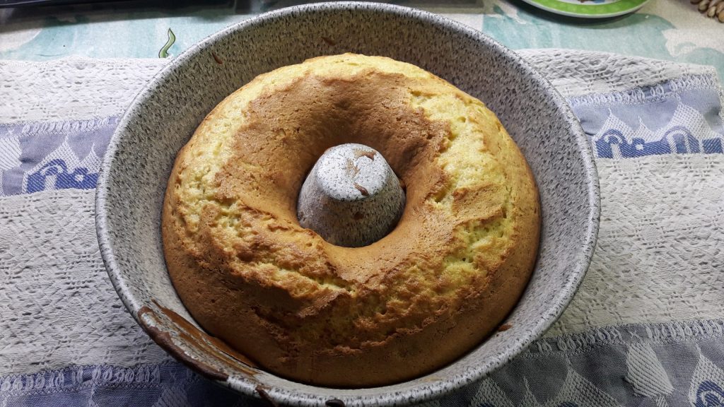 Bolo de Anel com Raspas de Limão e Iogurte