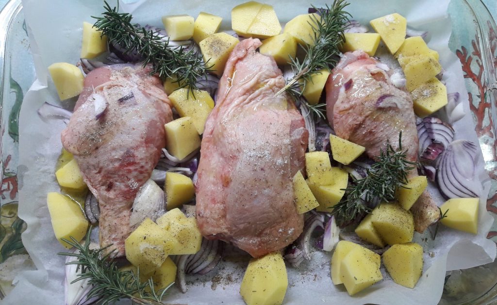 Frango assado com batatas e cebolas