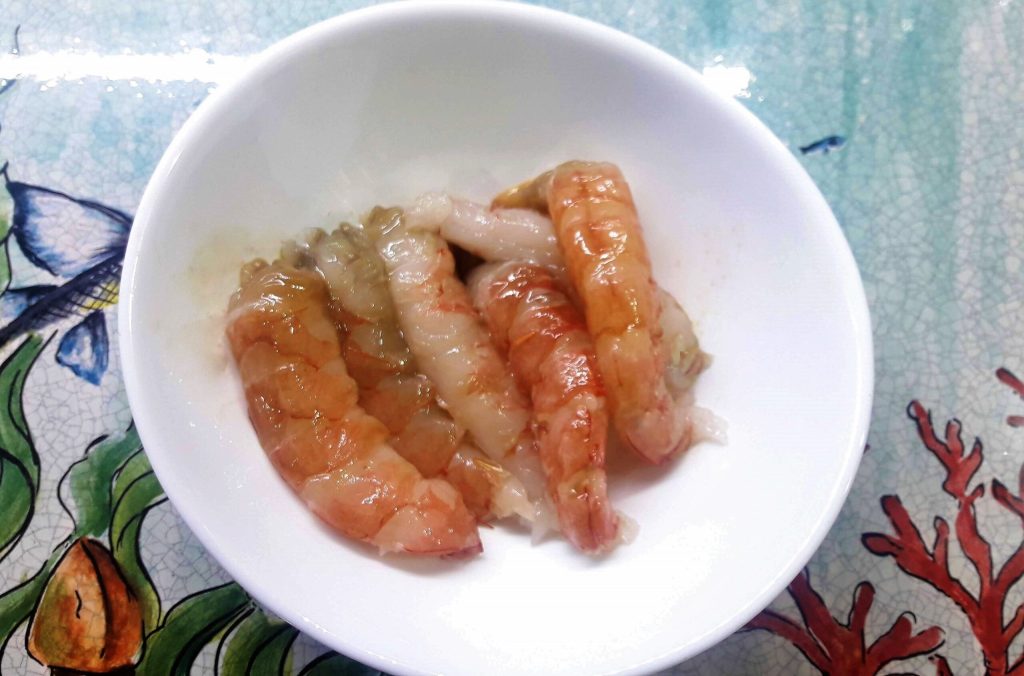 Salada de frutos do mar com cevada e cenouras