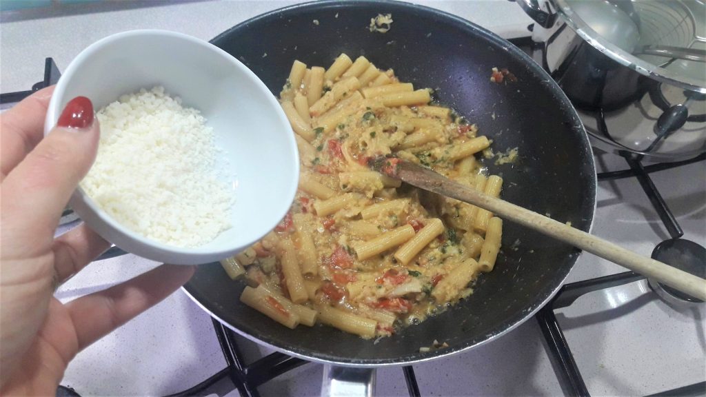 Sedani rigati com couve-flor picante