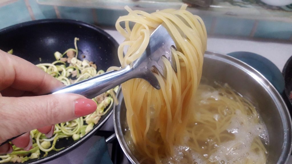 Macarrão à carbonara de peixe e abobrinha