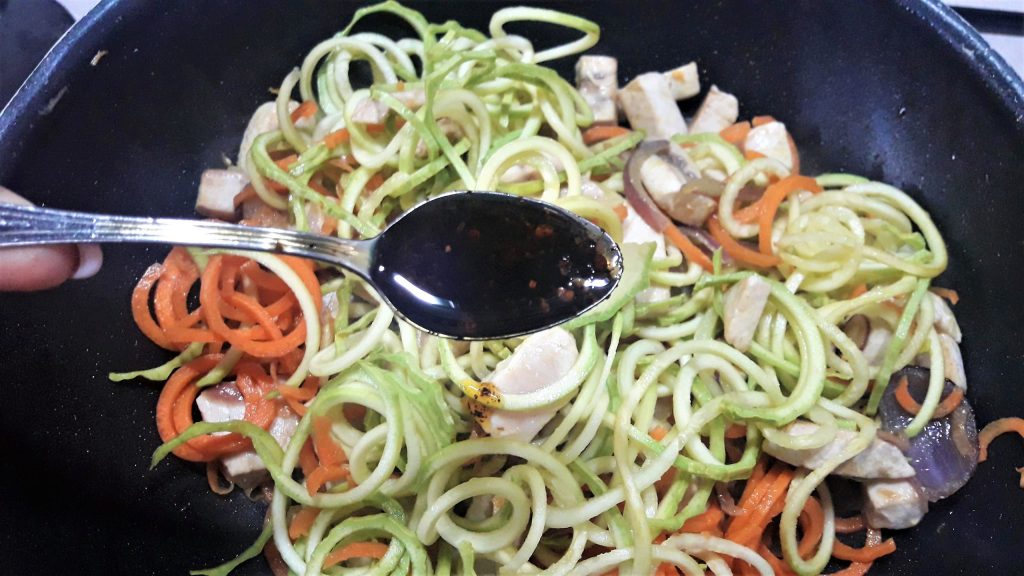 Espaguete de soja com legumes e peixe-espada