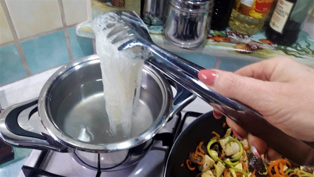 Espaguete de soja com legumes e peixe-espada