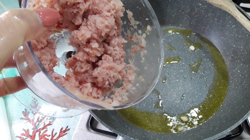 Abobrinhas recheadas com peixe-espada assado