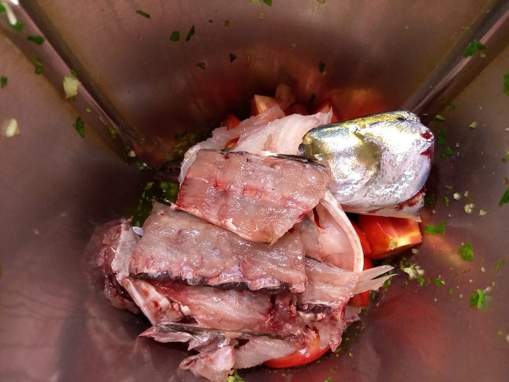 Espaguetada com peixe-lobo do mar ou barracuda