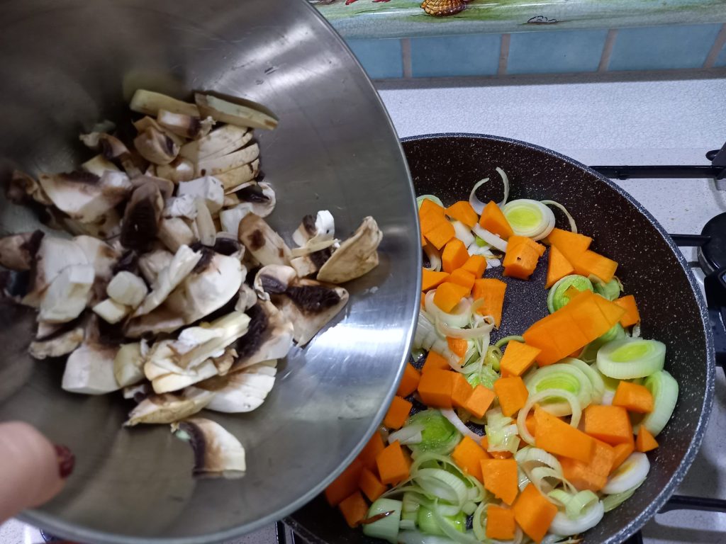 Quiche de abóbora, alho-poró e cogumelos