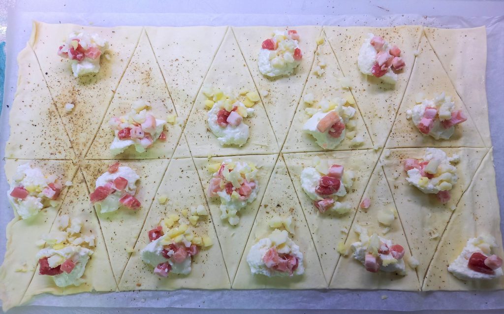 Croissants de massa folhada salgados para aperitivo