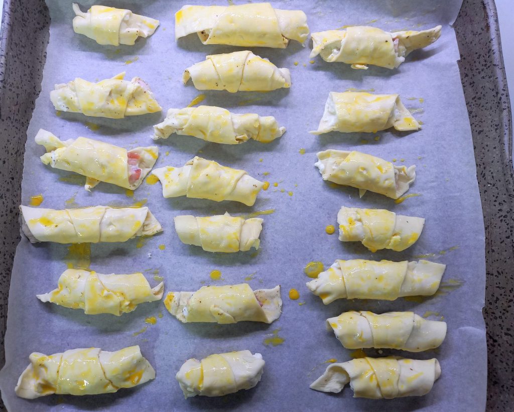 Croissants de massa folhada salgados para aperitivo