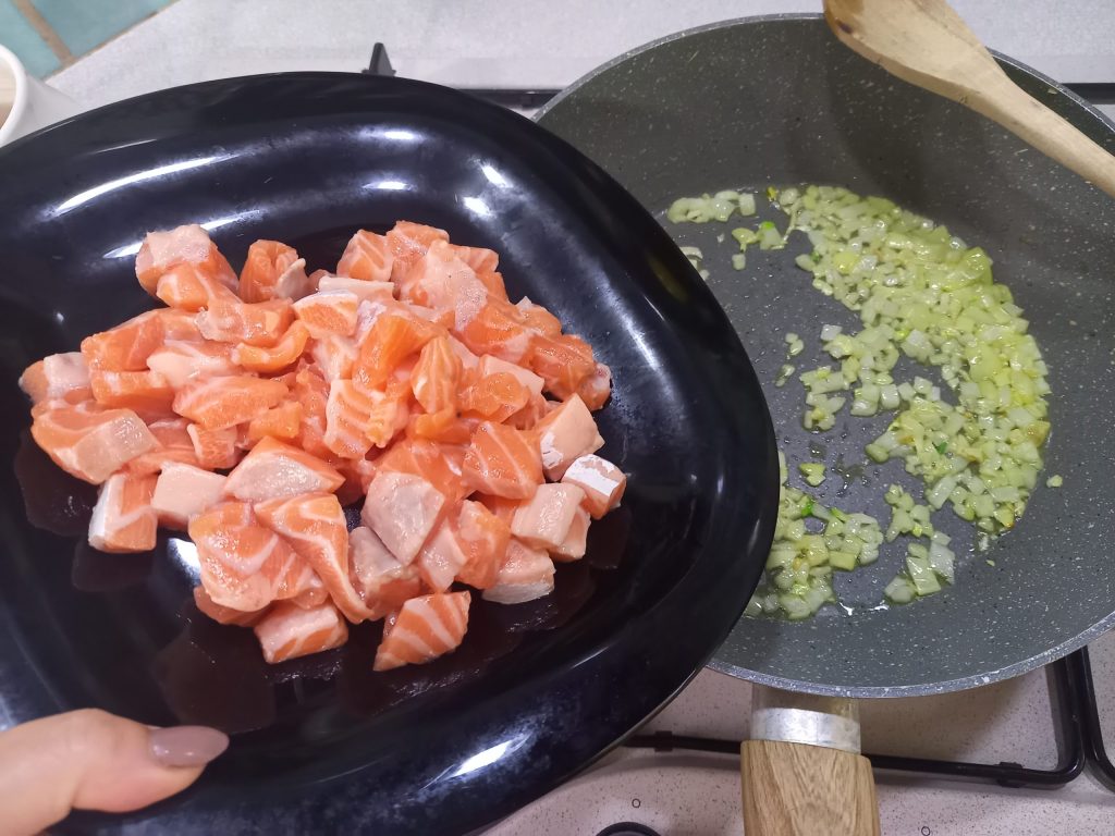 Penne rigate com salmão e abobrinha