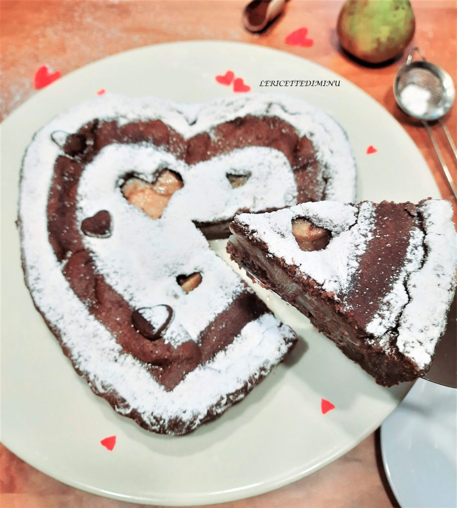 Torta de coração de chocolate e peras
