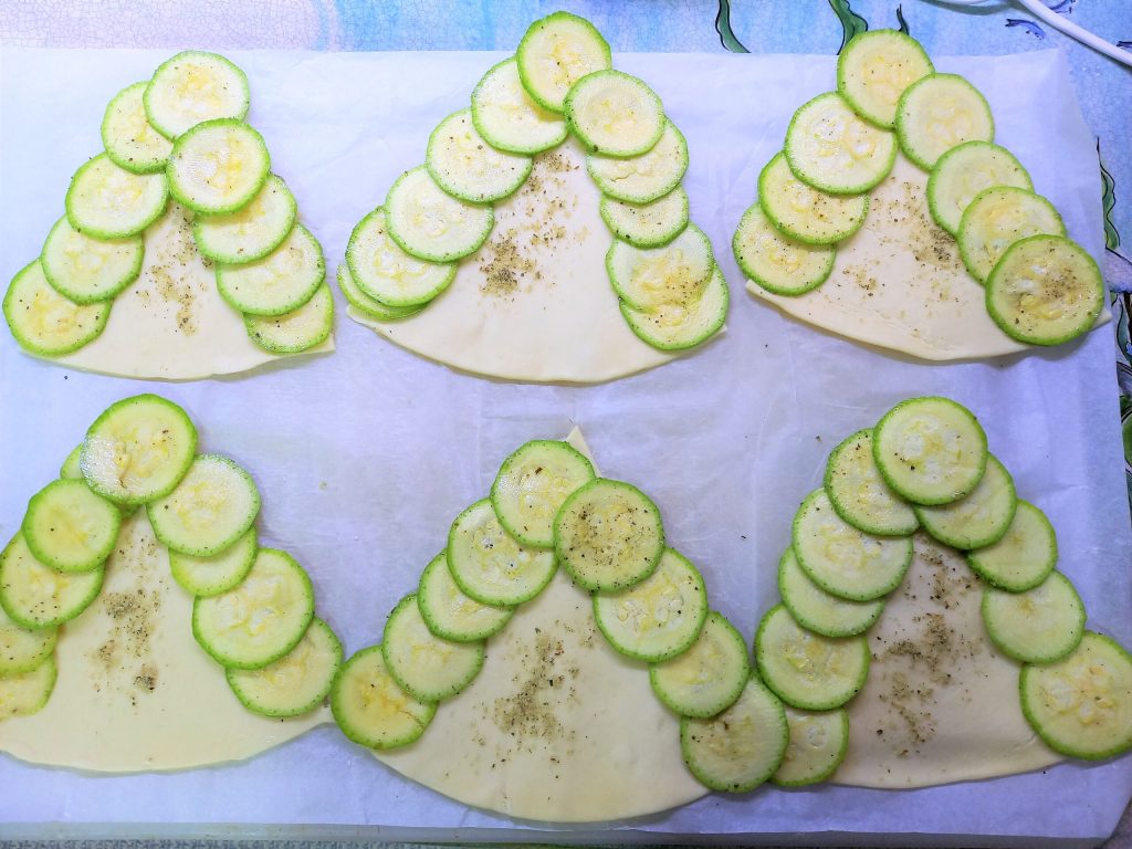 Croissants folhados salgados com abobrinha