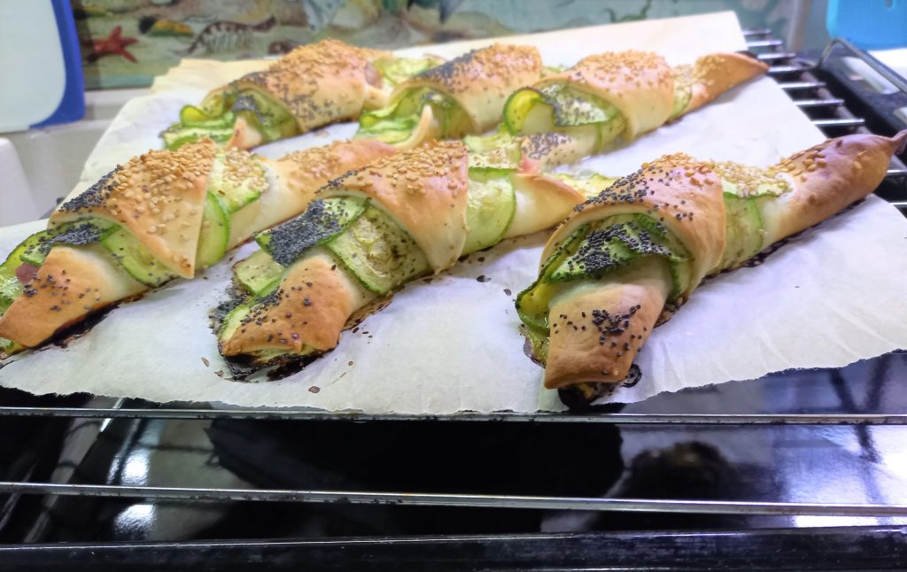 Croissants folhados salgados com abobrinha