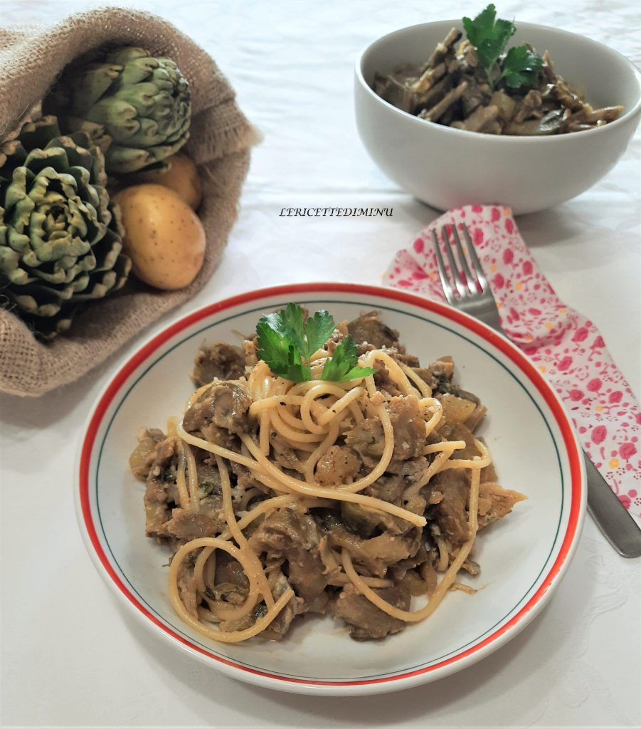 Macarrão com alcachofras, batatas e ovos