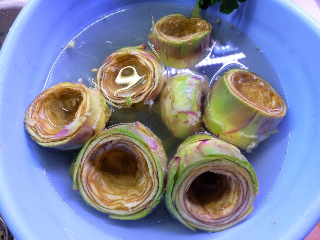 Corações de alcachofra recheados ao molho