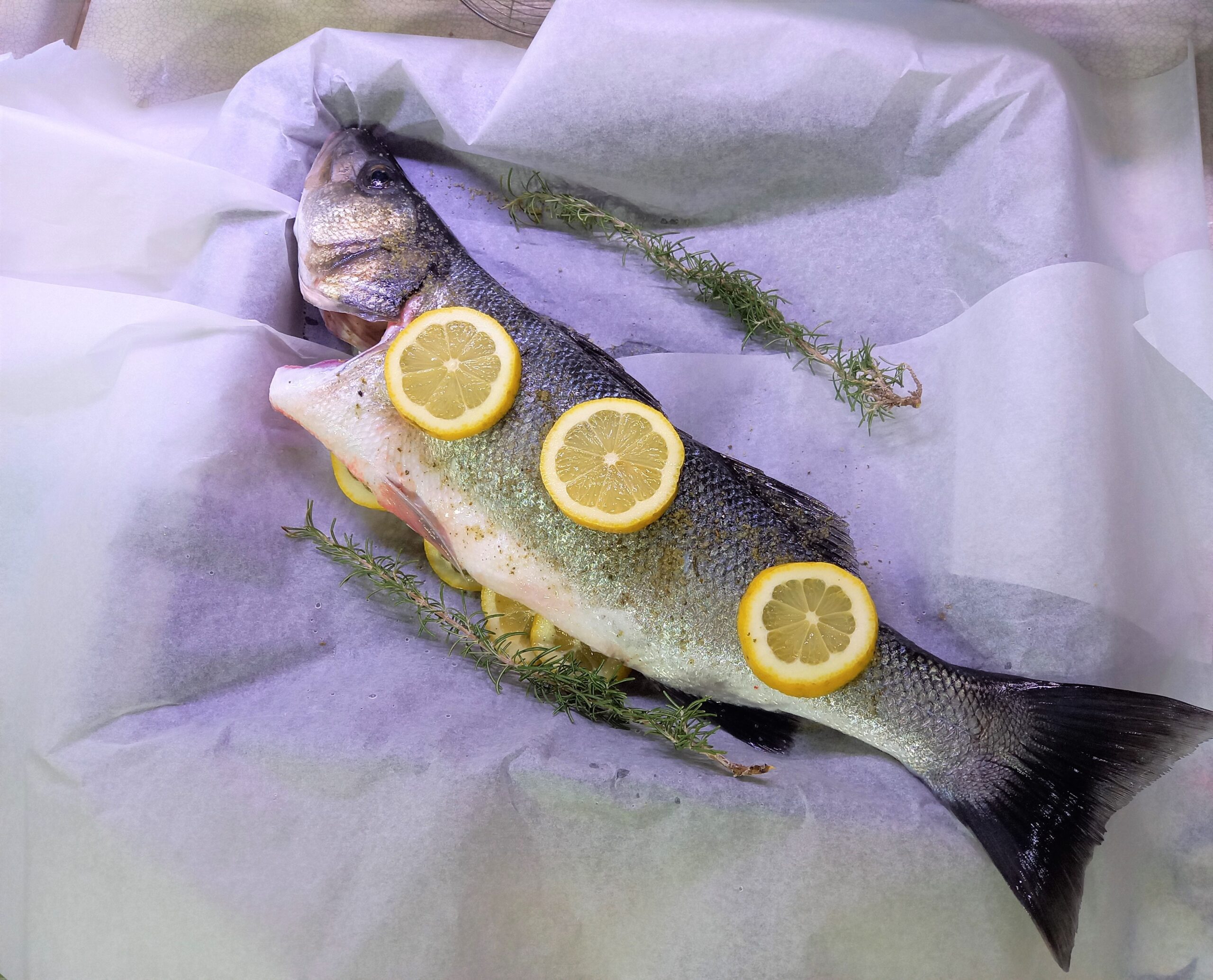 Robalo em papelote com aromas mediterrâneos