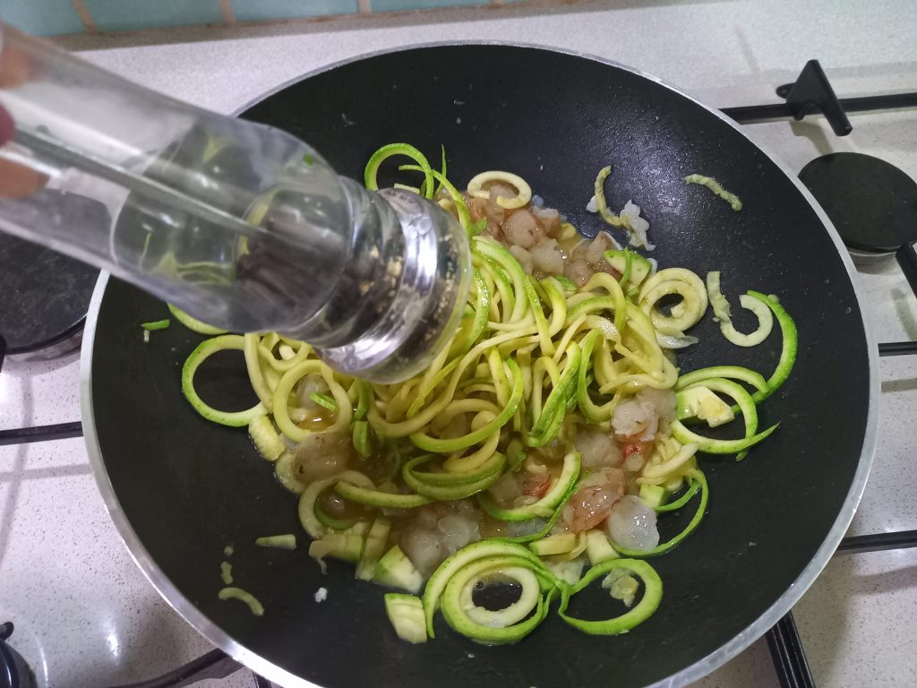 Macarrão com abobrinha, camarões e bottarga