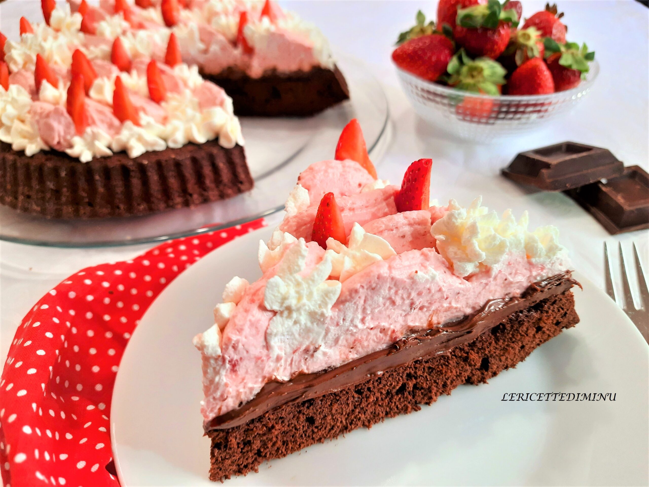 Torta macia de chocolate com creme de leite e geléia de morango