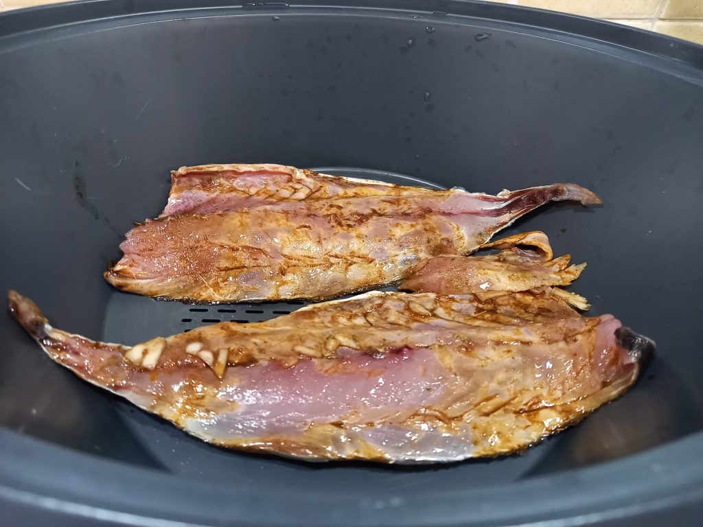 Filés de peixe com cebola caramelizada