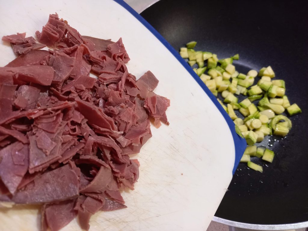 Carbonara fit com espaguete de abobrinha