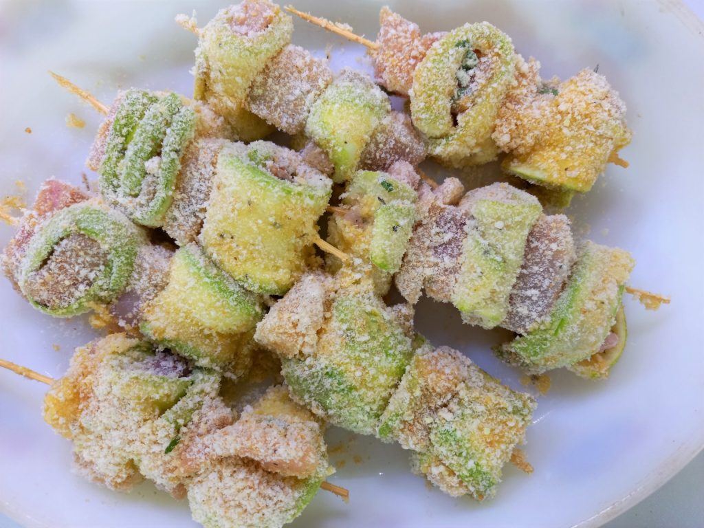 Espetinhos de peixe e abobrinha empanados