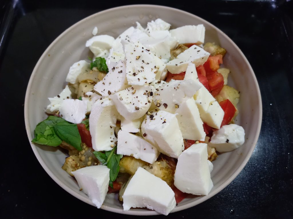 Taça de berinjela à caprese no forno