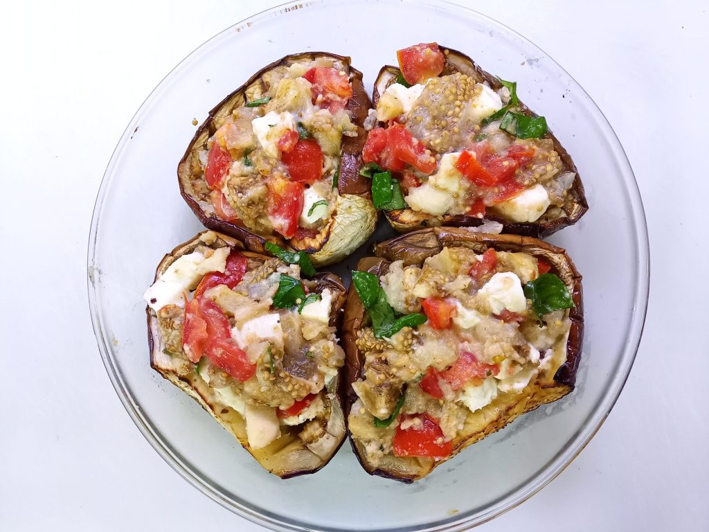 Taça de berinjela à caprese no forno
