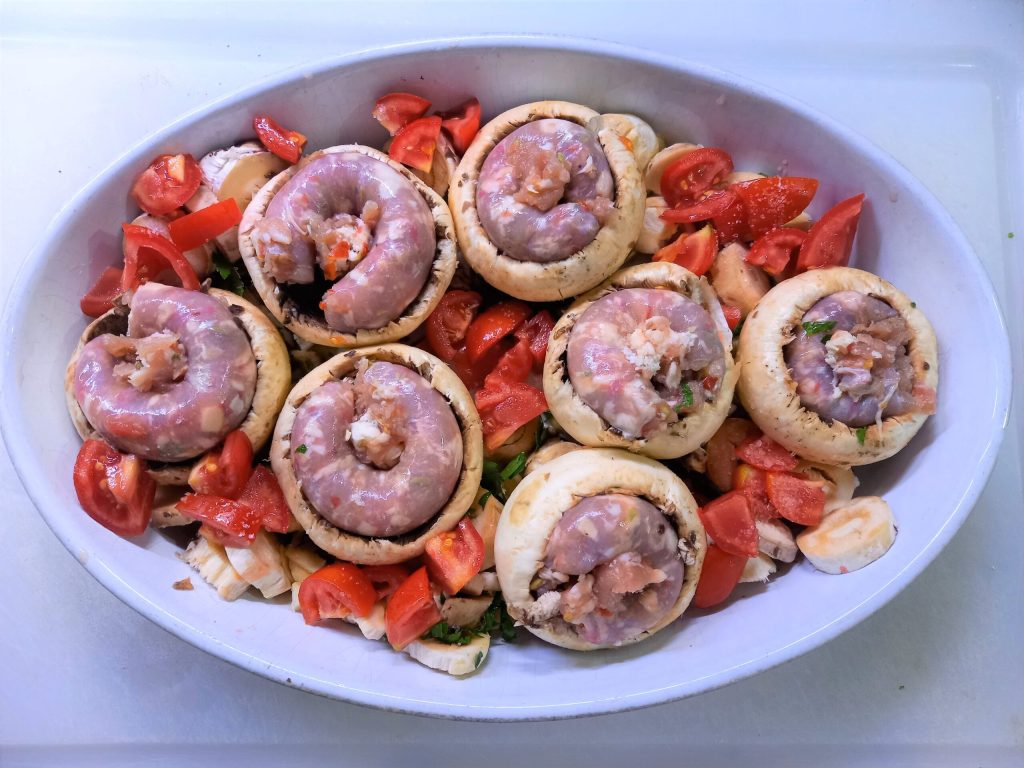 Cogumelos champignon recheados com linguiça