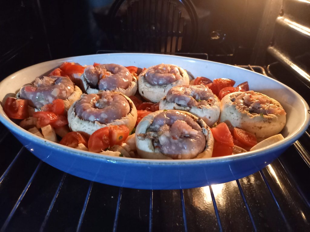 Cogumelos champignon recheados com linguiça
