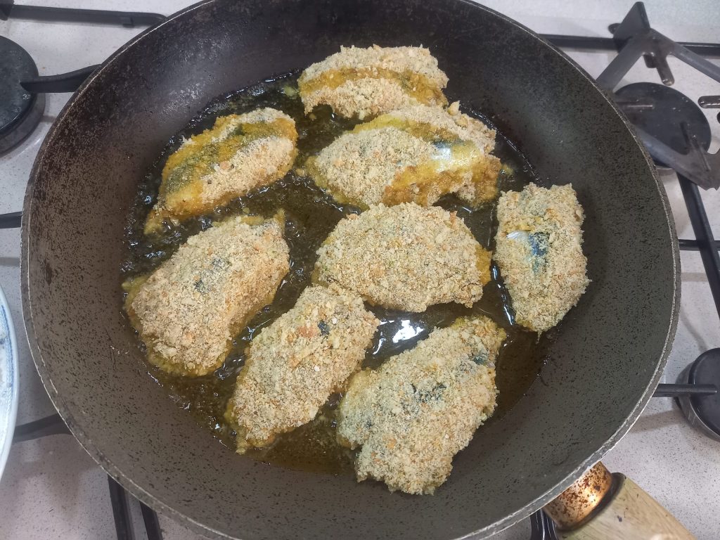 Sardinhas à beccafico ao molho com ervilhas