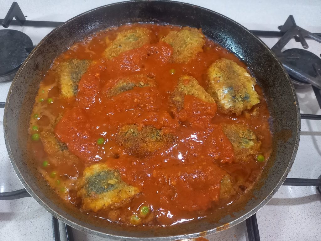 Sardinhas à beccafico ao molho com ervilhas