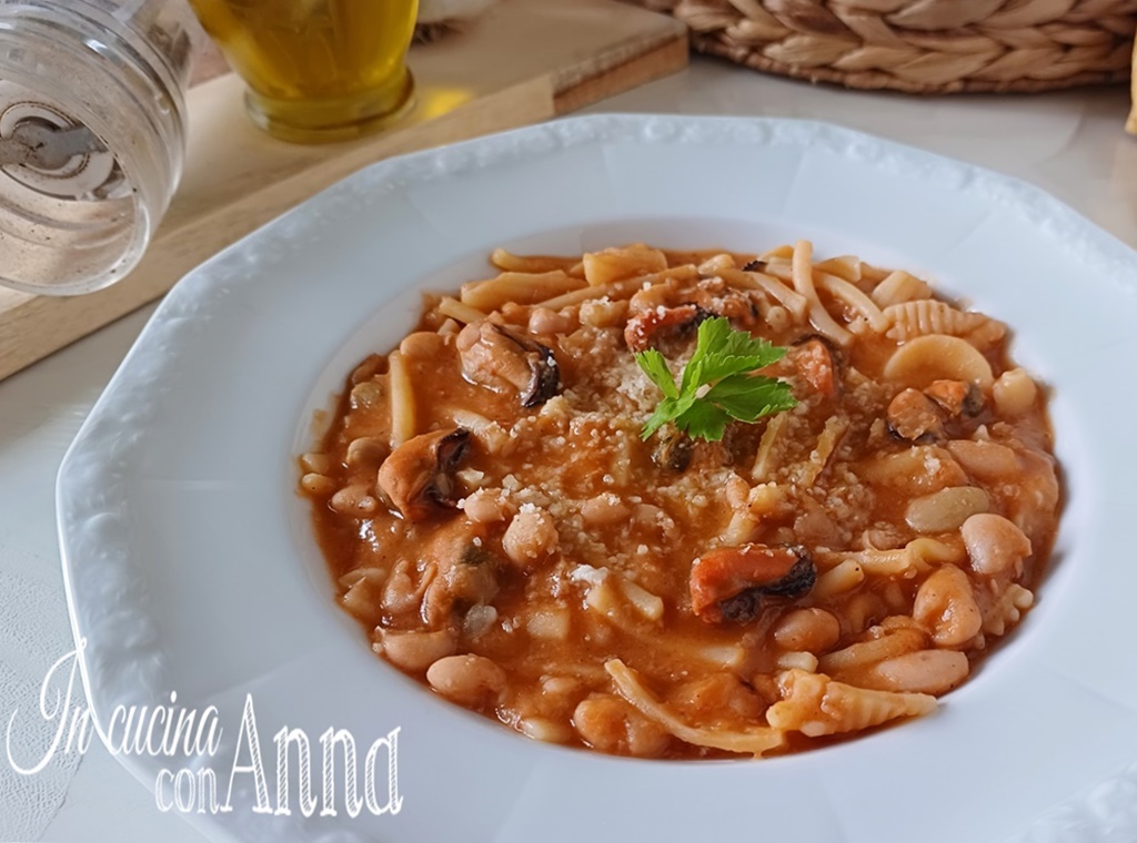 Pasta e feijão com mexilhões e pecorino