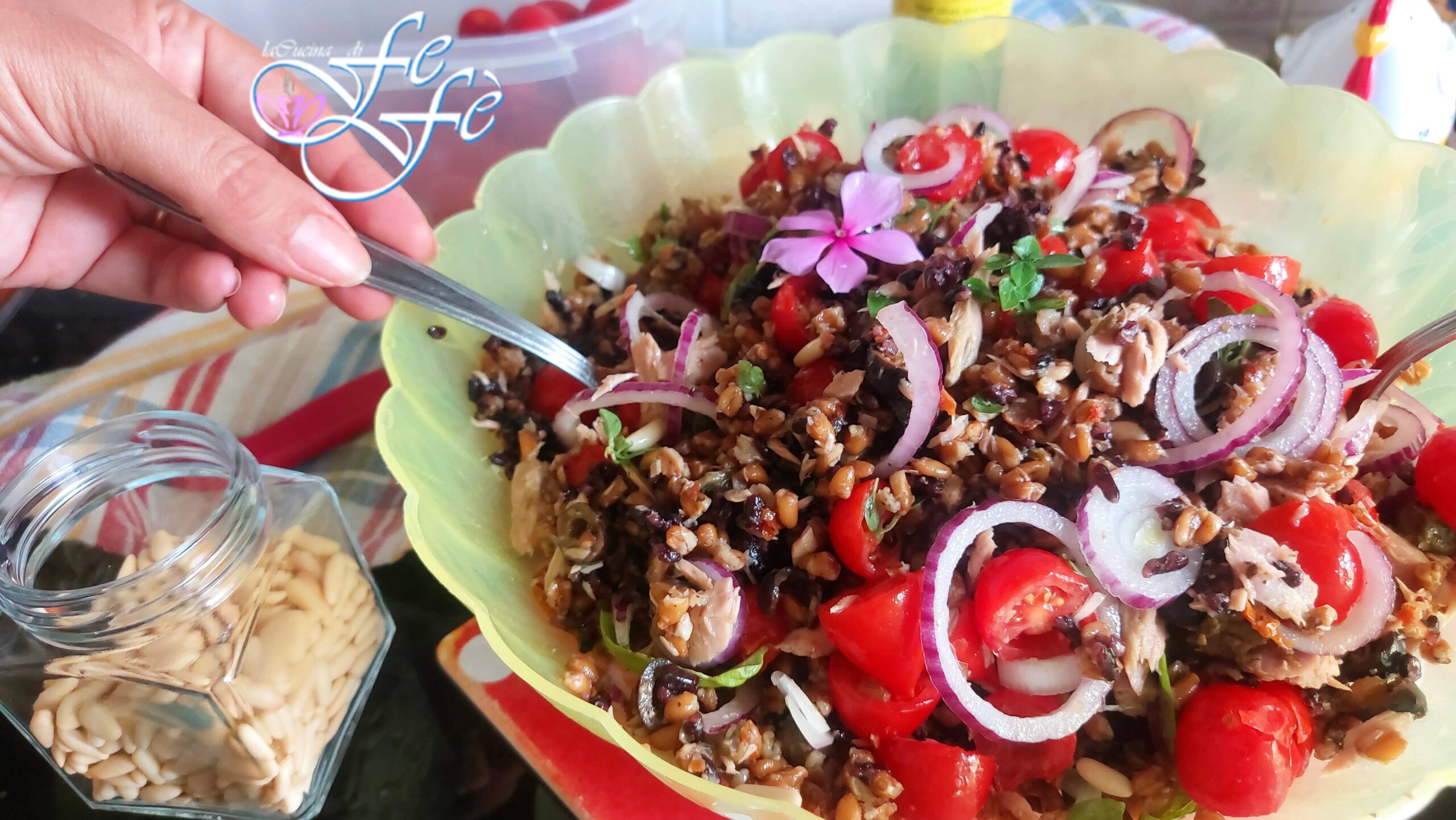 SALADA DE CEREAIS E ARROZ VERMELHO COM ATUM E TOMATINHOS