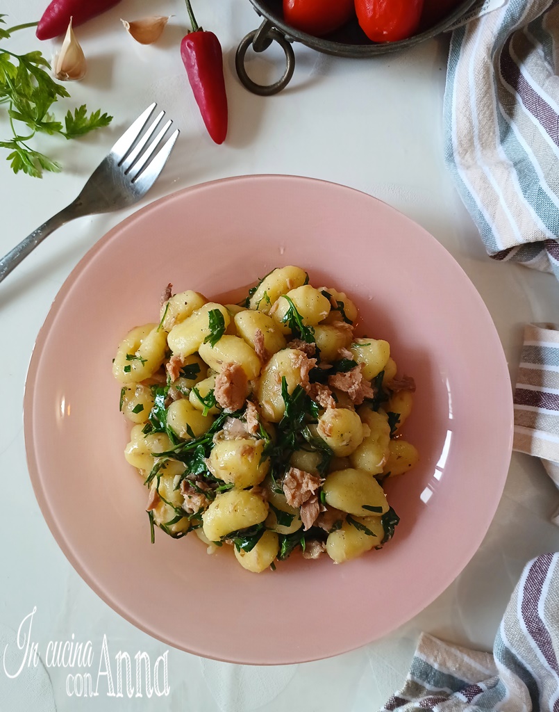 Nhoque com rúcula e atum