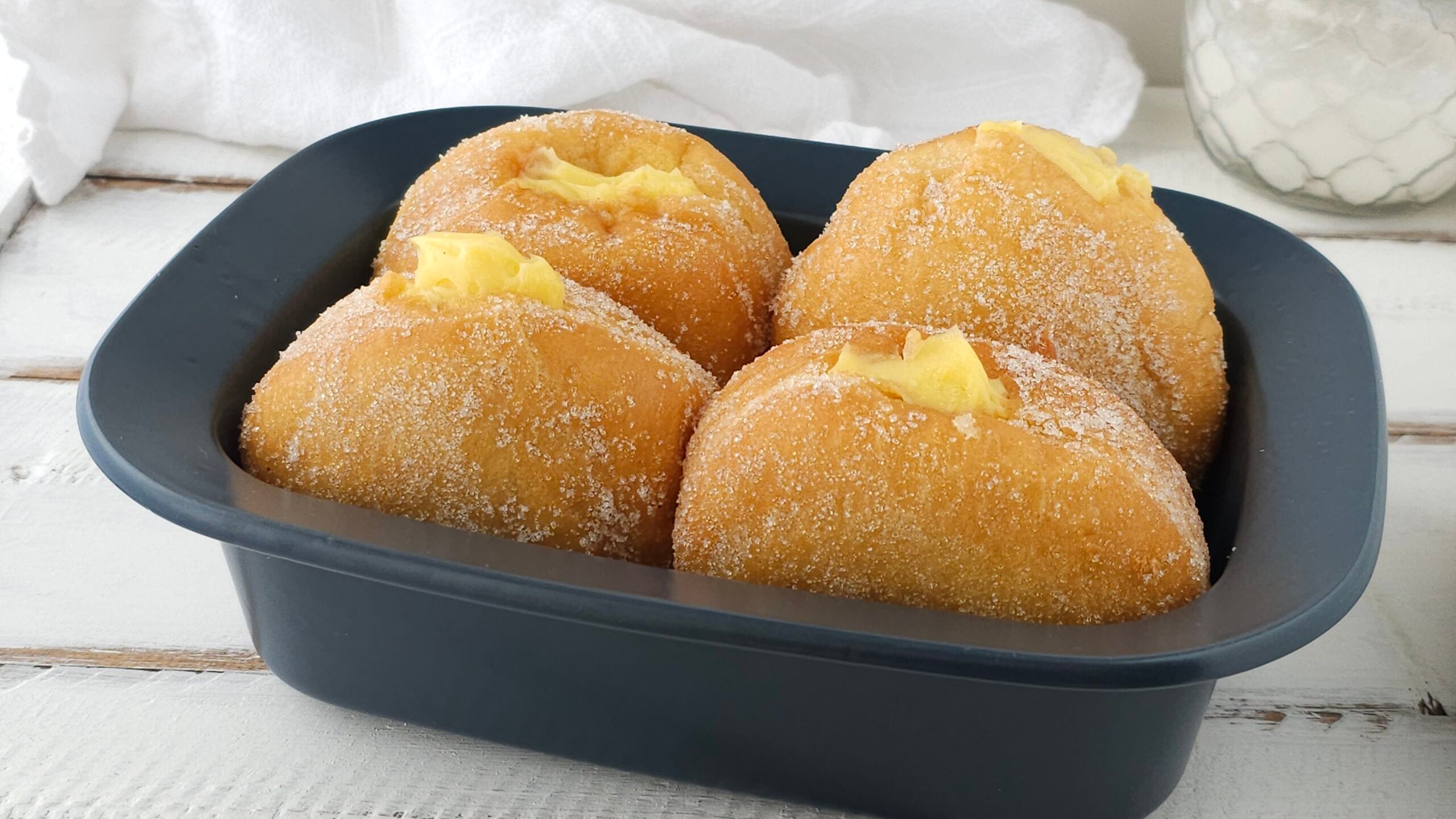 Bolinhos fritos com creme de confeiteiro