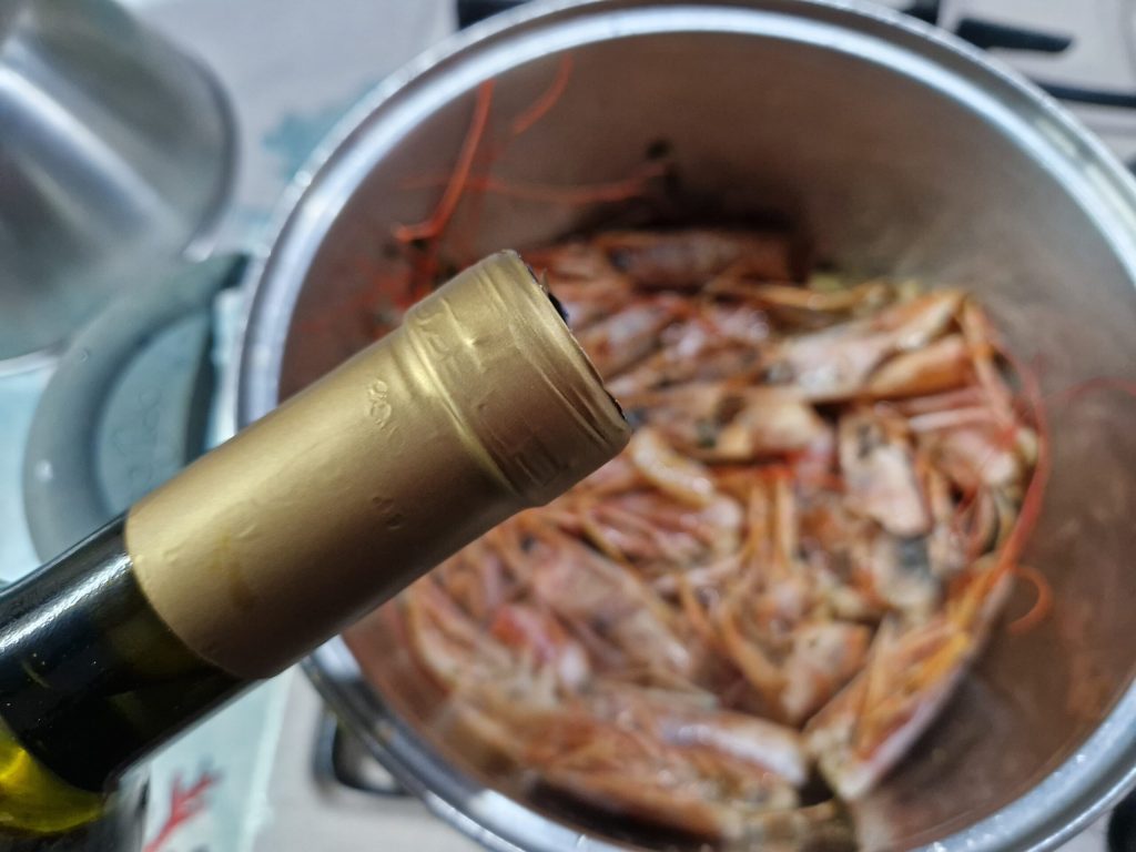 O caldo de camarões receita de reaproveitamento