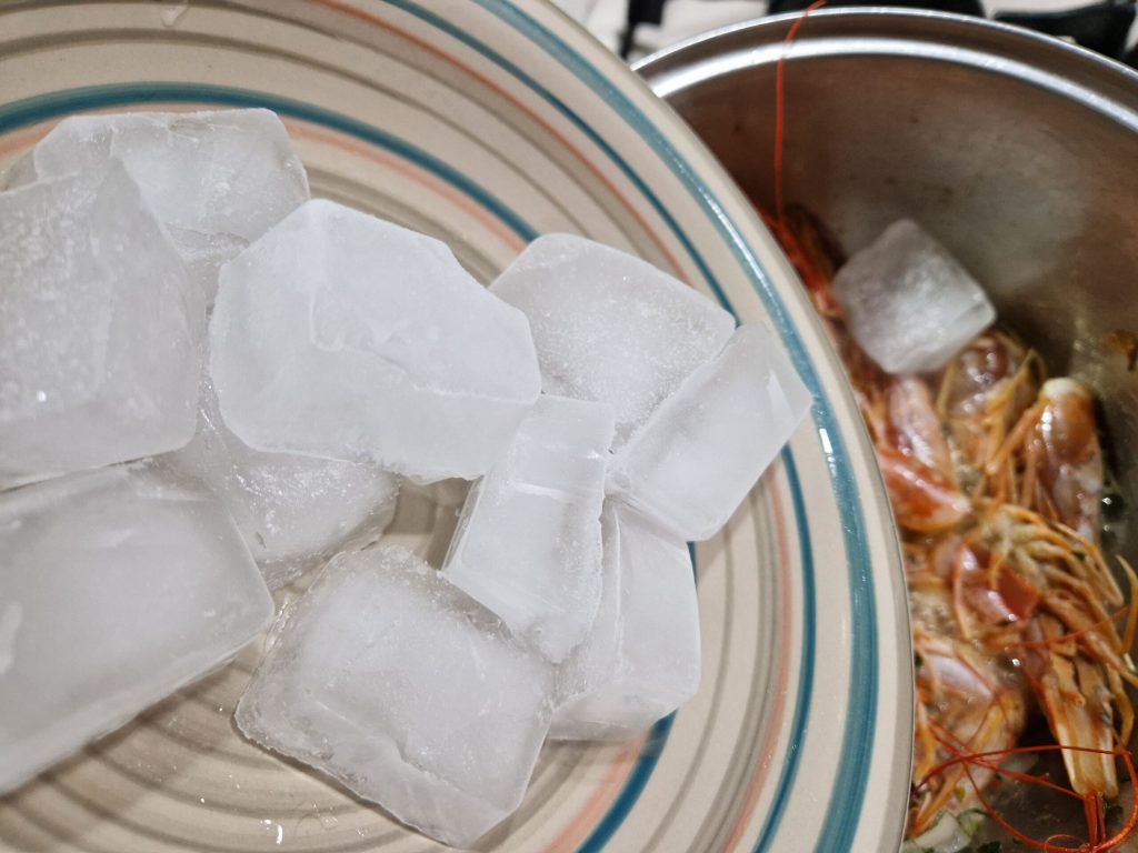 O caldo de camarões receita de reaproveitamento