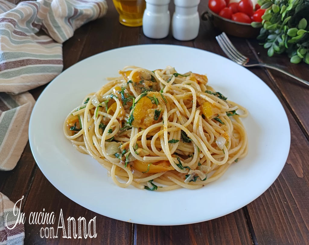 Espaguete com tomatinhos amarelos e bottarga