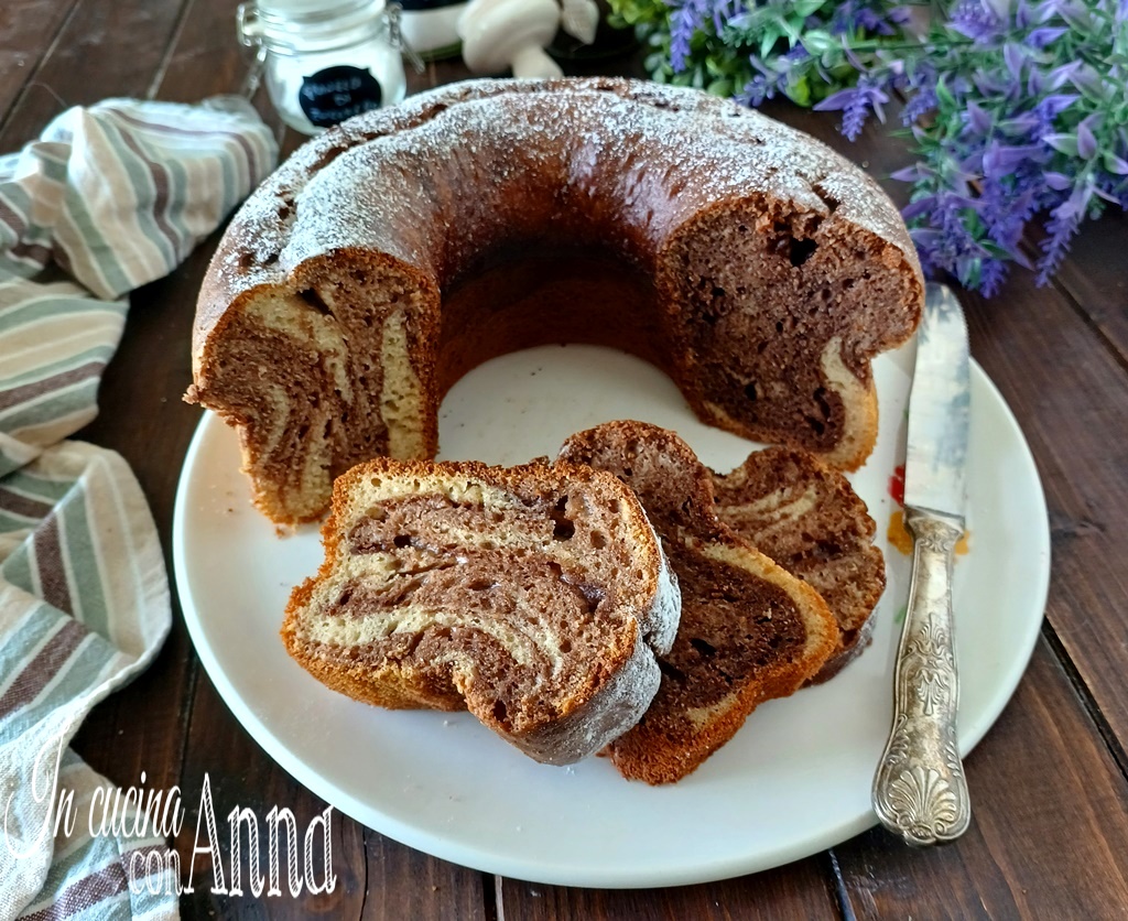 Bolo de iogurte fofo com chocolate marmorizado