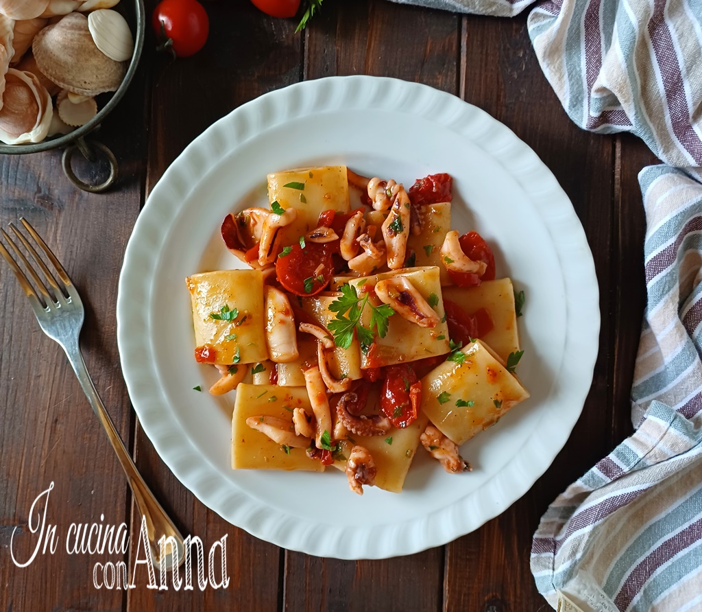 Paccheri com lulas e tomatinhos