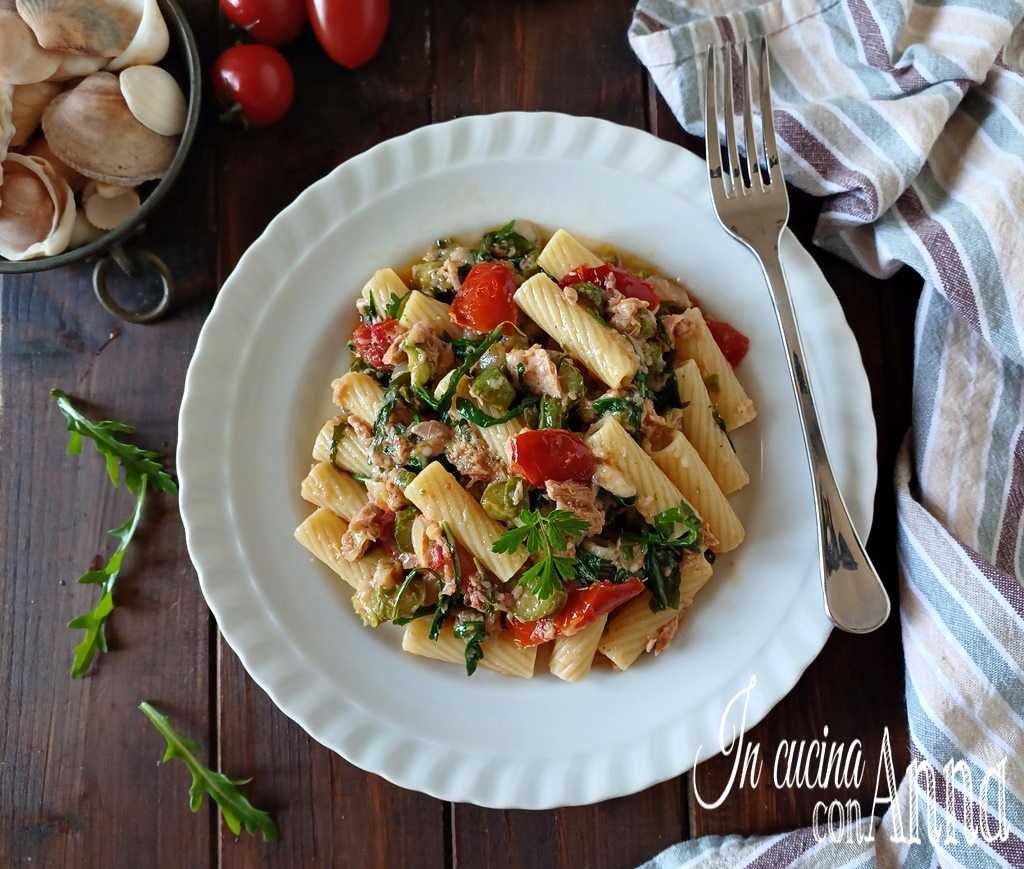 Massa com abobrinha, tomatinhos, rúcula e atum